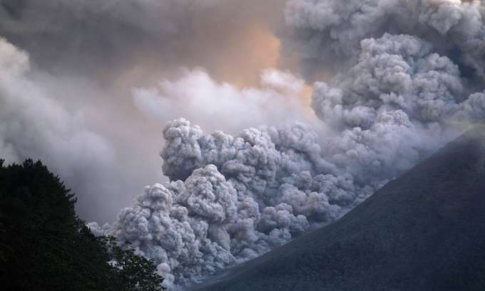 heiße Asche- und Gesteinswolke am Vulkan