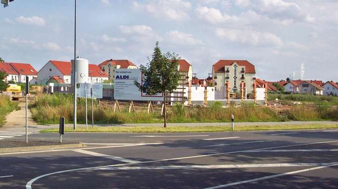 Biodiverstität und Flächenverbrauch Blick auf Straßenkreuzung und Gewerbeansiedlung