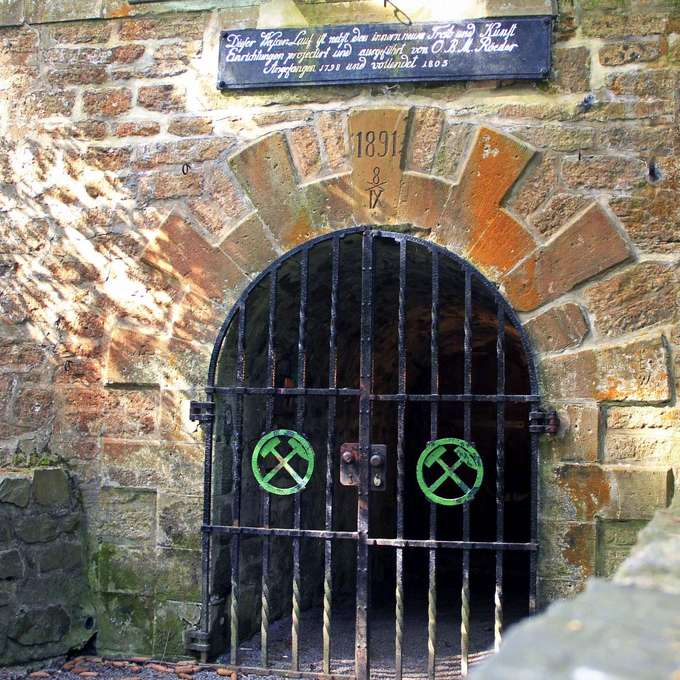 Abbau Rohstoffe an Land - Eingang zu einerm Bergwerks-Stollen in Deutschland