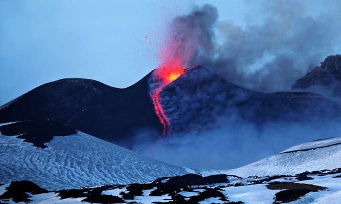 Vulkanismus und Tourismus Lavastrom an Vulkan, Aschewolke