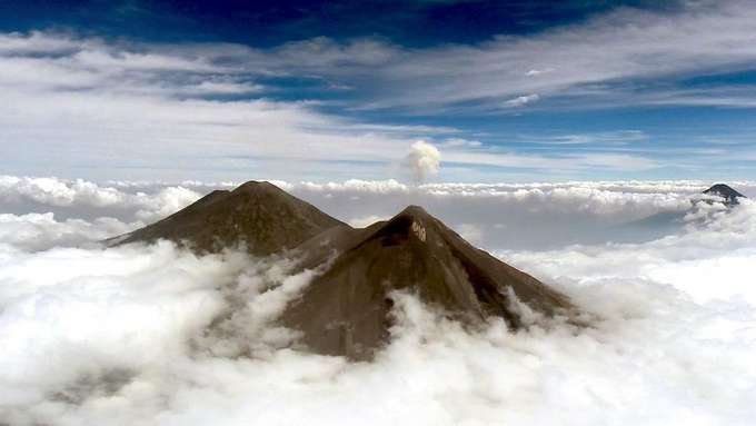 Vulkanmonitoring Vulkangipfel in Wolken