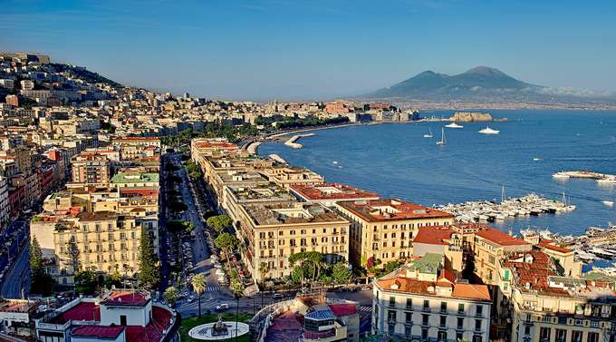 Bucht von Pozzuoli mit dem Vesuv im Hintergrund. Foto: imago stock&people Blick über Bucht vorne Häuser im Hintergrund ein Vulkankegel