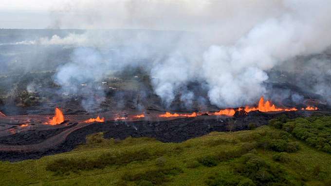 Vulkanismus Luftbild orangefarbene Lava sprudelt aus Spalte