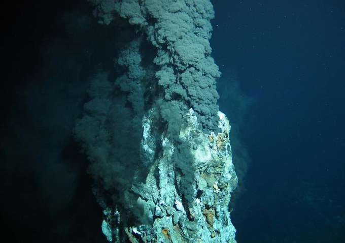 Wirtschaftlich interessante Gebiete, wo suchen? Rohstoffe in der Tiefsee - Unterwasser-Aufnahme Schwarzer Raucher GEOMAR
