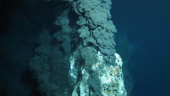 Rohstoffe in der Tiefsee - Unterwasser-Aufnahme Schwarzer Raucher GEOMAR