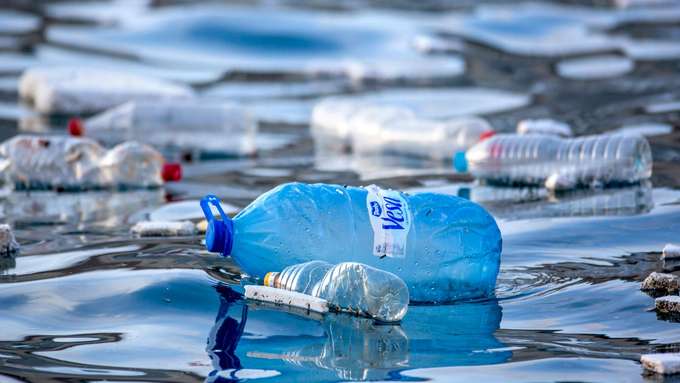 Wie verwittert Plastik im Meer?