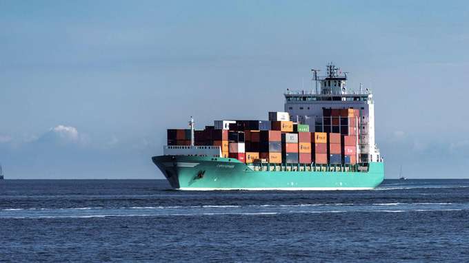 beladenes Containerschiff auf See