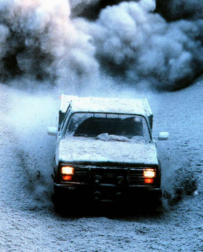 Filmszene Auto flieht vor Aschewolke