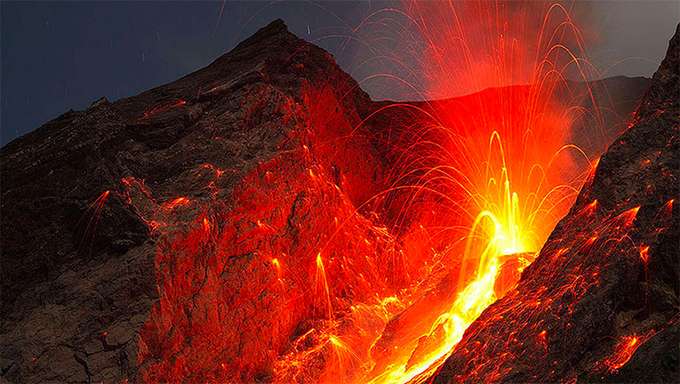 Vulkanismus ESKP-Grundlagen  orange-gelbe Lavafontäne