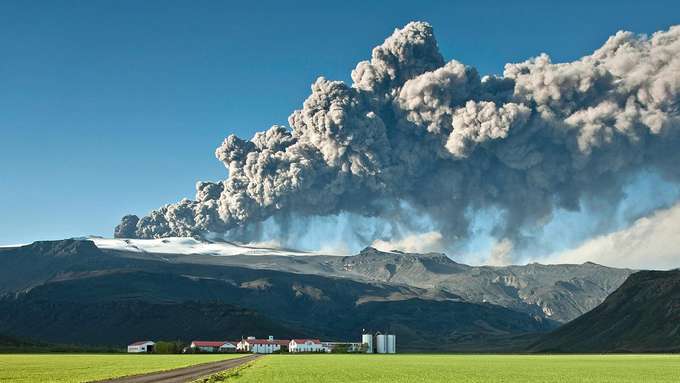 Vulkanismus und Gesellschaft Aschewolke Häuser im Vordergrund