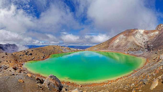 Vulkansee Monitoring grüne Seen in Vulkanlandschaft