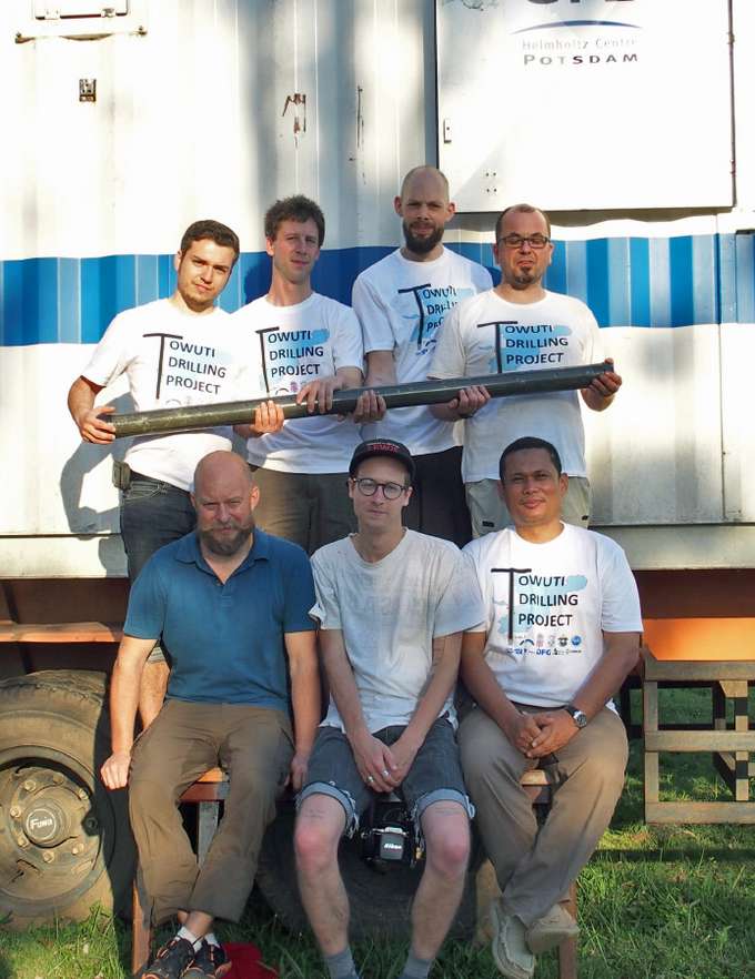 Das Geomikrobiologie Team vor Ort am „Lake Towuti“.  Gruppenfoto