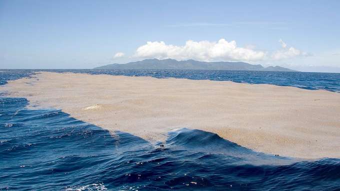 submariner Vulkanismus hellbrauner Teppich aus Bimsstein auf Wasser