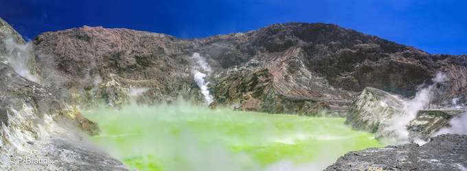 Vulkanismus an Subduktionszonen Kratersee White Island Vulkan