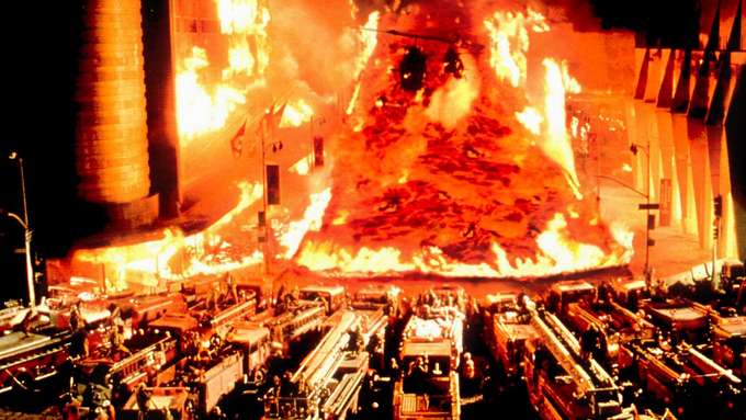 Filmszene aus „Volcano“ (USA 1997) Lavastrom fließt durch Straße in Los Angeles