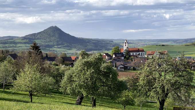 Vulkanismus in Deutschland Landschaftsaufnahme, Kirche vor Vulkankegel