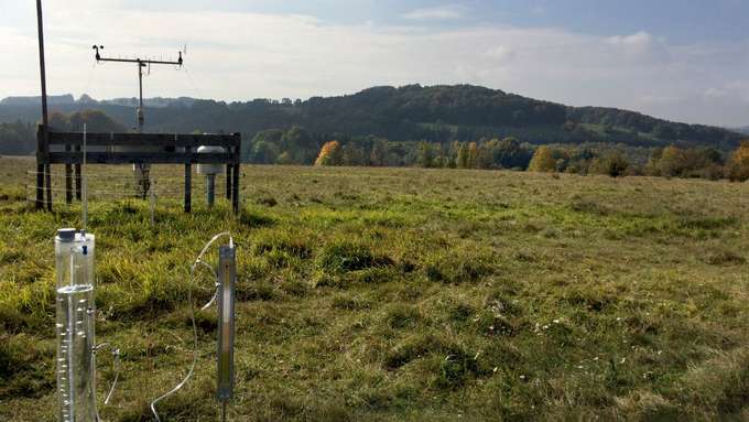 Messung der Wasserleitfähigkeit grüne Wiese