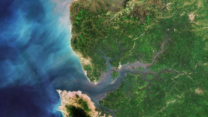 Foto: European Space Agency, Copernicus Sentinel 2 data (2015)/ESA, CC BY-SA 3.0 IGO ESKP Themenspezial Plastik im Meer Satellitenbild Sierre Leone River