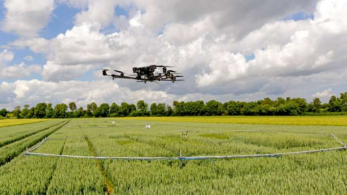 Drohne fliegt über Feld