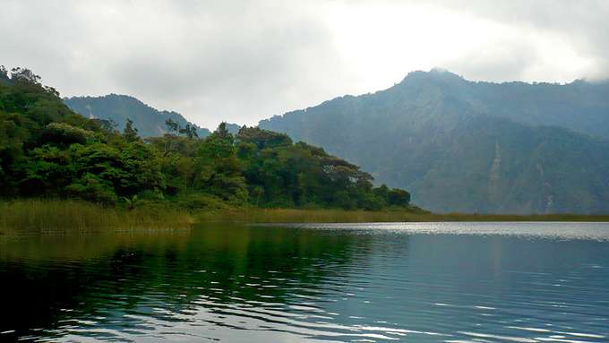 Der Kratersee in der Caldera des Ngozi-Vulkans im südlichen Hochland von Tansania Foto: Egbert Jolie Blick auf See im Hintergrund Berge