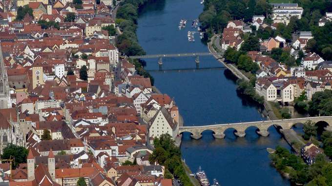 Luftaufnahme von Innenstadt am Fluss