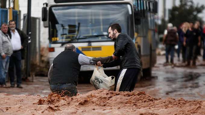Überschwemmung Menschen auf Straße