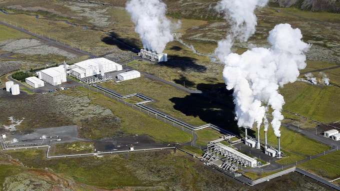 Vulkanismus und Geothermie Luftaufnahme Geothermiekraftwerk Wasserdampf