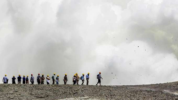Vulkanismus und Tourismus Touristen vor Wasserdampf-Wolke