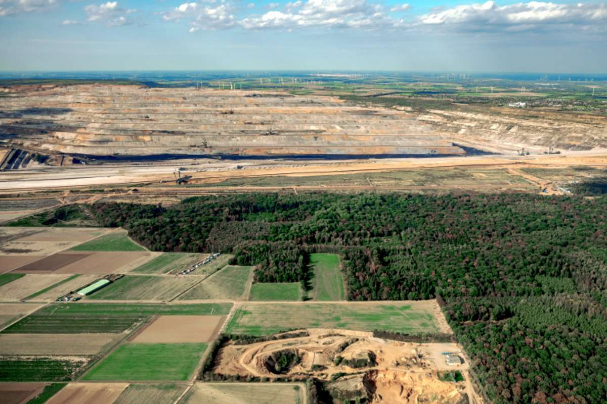 Abbau an Land Aufnahme eines Braunkohle-Tagebaus
