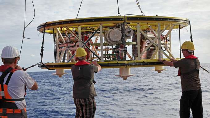 Messgerät Golden Eye zur Erkundung von Rohstoffen in der Tiefsee wird ins Wasser gelassen