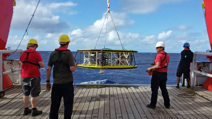Blick vom Boot aufs Meer - Golden Eye zur Erkundung von Rohstoffen in der Tiefsee