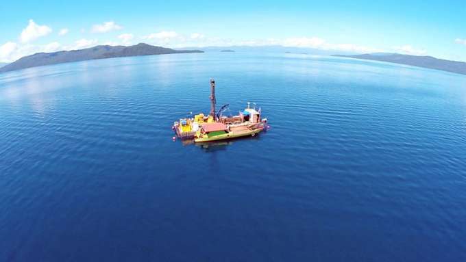 Luftbild der Bohrplattform auf dem „Lake Towuti“. Luftbildaufnahme See und Plattform