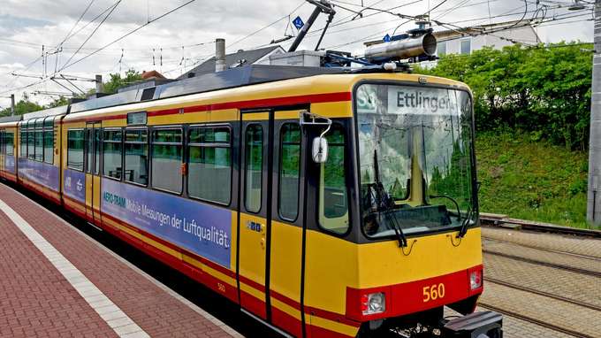 Aero-Tram Straßenbahn im Bahnhof
