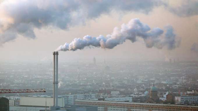 rauchende Schornsteine über Stadt