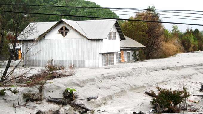 Vulkanismus Grundlagen weiße Ablagerung vor Haus
