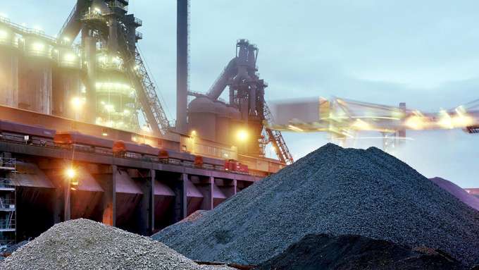 Verladung von Rohstoffen in einem Verladehafen 