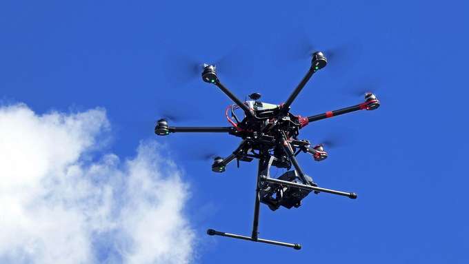 Vulkanmonitoring mit Drohne fliegende Drohne