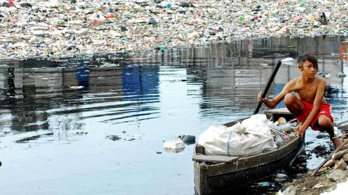 Bei den Ursachen ansetzen: Müllmanagement in Asien Foto Junge in Asien sammelt Müll und Plastikabfall