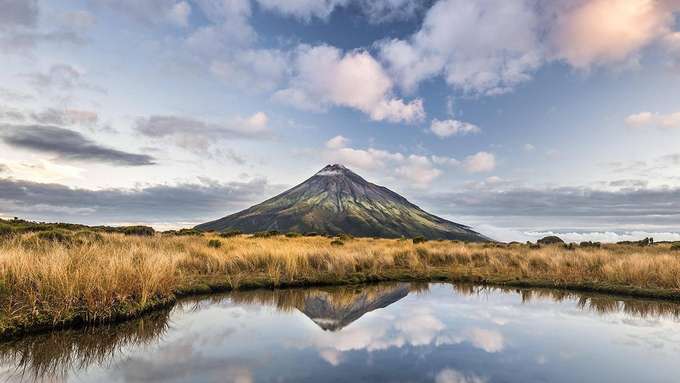 Vulkantypen Vulkankegel spiegelt sich in See