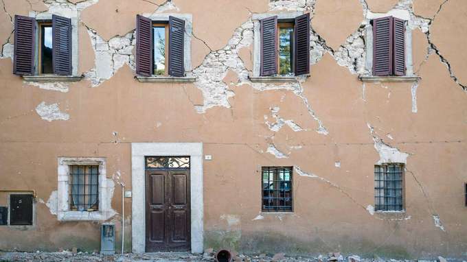 Hausfassade mit Rissen