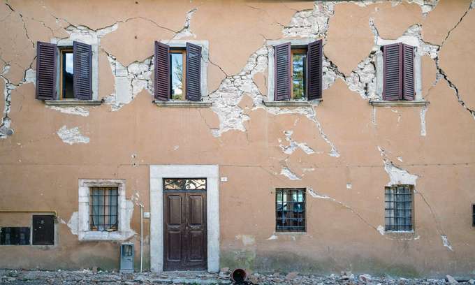 Hausfassade mit Rissen