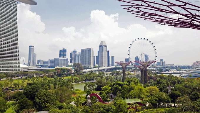 Stadtpark im Hintergrund Hochhäuser