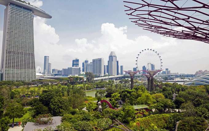Stadtpark im Hintergrund Hochhäuser