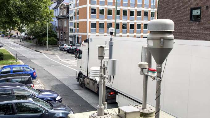 Mess-Stadtion Luftqualität, im Hintergrund LKW
