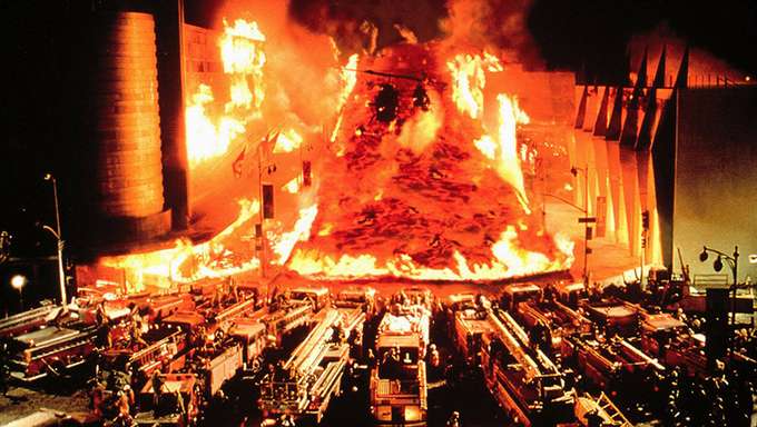 Lavastrom fließt durch Straße in Los Angeles