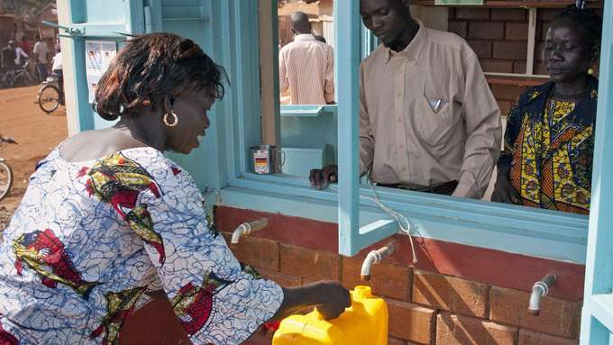 Wasser holen mit gelben Kanister