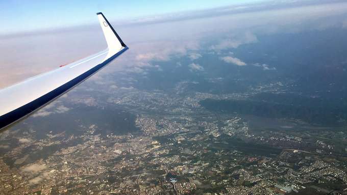 Luftbild Flugzeug über Stadt