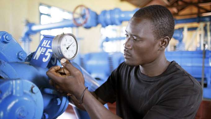 Mann kontrolliert Wasseruhr