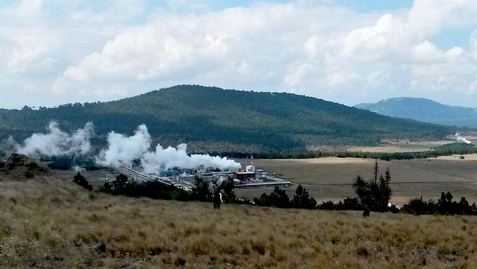 Vulkanismus und Geothermie Landschaft mit Dampfwolke