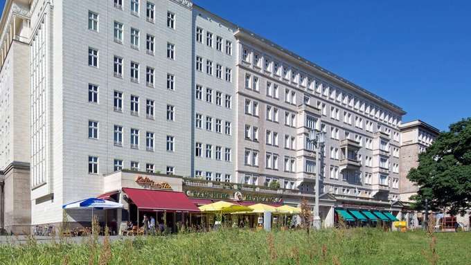 Häuserblock an Grünfläche